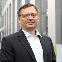 «De nombreuses entreprises utilisent l'intelligence artificielle (IA), mais peu le font de manière systématique»: explique Alessandro Bee, économiste chez UBS.