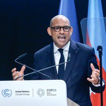 «Les solutions sont tout claires: une transition plus rapide vers les énergies propres et la protection de nos forêts et de l'océan»: Simon Stiell, Secrétaire exécutif de la Convention-cadre des Nations unies sur les changements climatiques. 