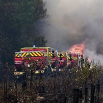 Feuerwehrleute versuchen am gestrigen Montag in der Nähe von Le Las ausserhalb von Bordeaux einen Waldbrand einzudämmen.