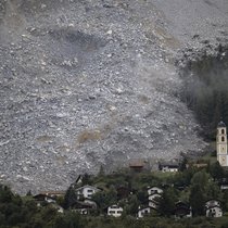 Après le glissement de terrain, le cône de débris s'étend presque jusqu'au village de Brienz.