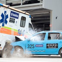 Une voiture s'écrase contre une ambulance: la sécurisation correcte des occupants est également très importante dans une ambulance.