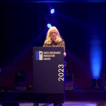 Laudatorin Sabine Betz verkündet am 25. Swiss Insurance Innovation Award den ersten Platz.