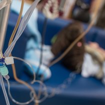 Un petit garçon atteint de leucémie reçoit une perfusion dans un hôpital pédiatrique dans le cadre d'une chimiothérapie.
