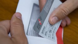 Mit dem Ja des Parlaments wird der Mehrwertsteuer-Normalsatz ab 2028 um 0,4 Prozentpunkte erhöht, und der Hotellerie-Sondersatz steigt um 0,2 Prozentpunkte.