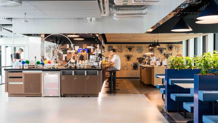 Wenn die Mitarbeitenden sich öfter «zufällig» begegnen sollen, müssen die Flure zur Kantine und zum Kaffeeautomaten so angelegt werden, dass man sich zwangsläufig über den Weg läuft. Tech-Firmen wie Apple, Pixar Studios und Spotify haben damit gute Erfahrungen gemacht.