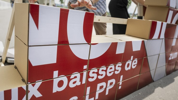 Des militants des grands syndicats déposent à la Chancellerie fédérale plus de 140 000 signatures pour le référendum contre la réforme du 2e pilier.