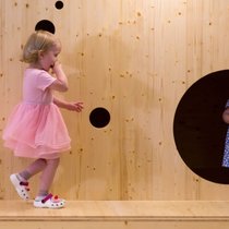 Das Swiss Re Kids House bietet 30 Betreuungsplätze für Kinder von 3 Monaten bis einschliesslich 7 Jahren oder bis zum Eintritt in die Primarschule. Es bietet auch Betreuungslösungen für Kinder im Alter von 8 bis 12 Jahren, entweder an einzelnen Tagen während des Schuljahres oder während der Schulferien.