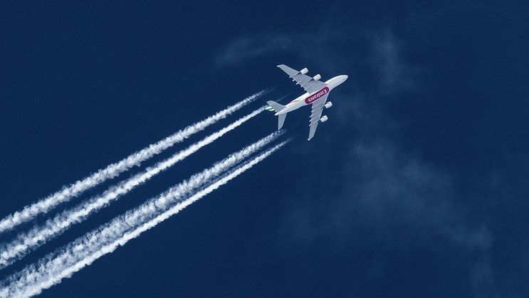 Les traînées de condensation se forment lorsque la vapeur d'eau contenue dans les gaz d'échappement des avions se condense et gèle dans un air froid et humide: Airbus A380 d'Emirates.