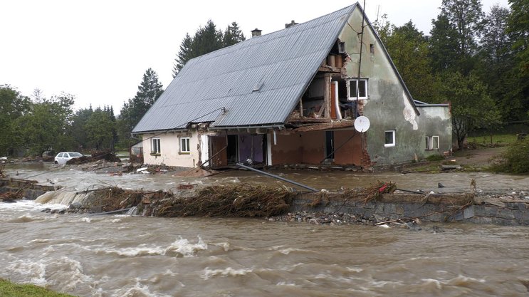 Aufnahmen wie man sie aus dem Ahrtal kennt. Im schlesischen Altvatergebirge wüteten im Jahr 2021 die Unwetter infolge des Sturms Bernd besonders heftig. In diesem Gebiet fielen damals über 400 Liter Wasser auf dem Quadratmeter.
