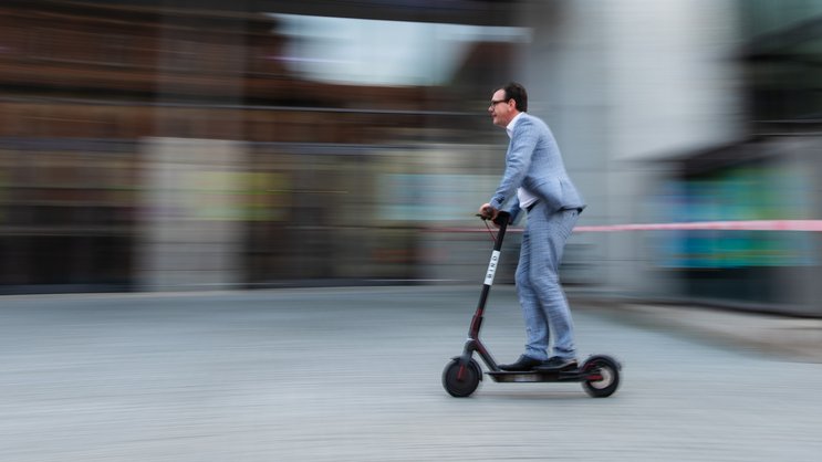 E-Scooter gehören mittlerweile zum Strassenbild in Schweizer Städten. Einen Sympathiebonus geniessen sie nicht - und sind zunehmend auch in Unfälle verwickelt.