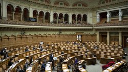 Viele leere Plätze im Nationalratssaal während der Debatte zur Initiative für eine 13. AHV-Rente.
