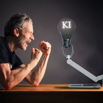 KI versus Mensch: Mit der zunehmenden Verwendung von KI-Systemen wird die Arbeit auch bei den Versicherern neu verteilt.