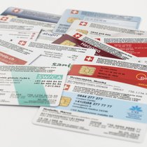 Krankenkassenkarten: Linke Politiker kritisieren den hohen Anteil am Einkommen, den manche Familien für die Prämien ausgeben müssen.