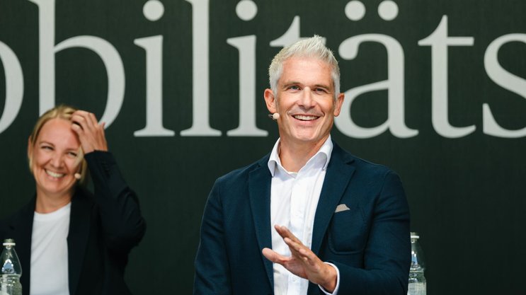 Für ihn gehört die Autoversicherung noch lange nicht ins Museum: Martin Schmid.