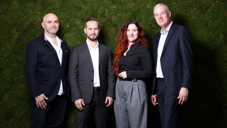 De gauche à droite: Gogo Schumacher, président du Conseil d'administration et co-fondateur d'Awina, Cem Özbek, coordinateur de projet développement des ventes chez Pax, Drenushe Shala, CEO et co-fondatrice d’Awina, et Daniel Mutz, responsable Distribution & Marketing chez Pax.