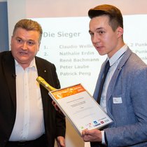Marco Baur, Präsident IAF (links) und der «Finanzberater des Jahres 2020», Claudio Wellington, bei der Übergabe der Auszeichnung.