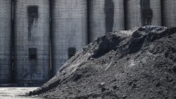 Kohleberge in Ohio: Einige US-Versicherer haben das Versicherungsgeschäft mit fossilen Brennstoffen ausgeweitet.