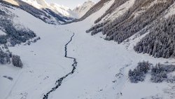 Une vue de la zone d'eboulement recouverte de neige, six mois apres la catastrophe de Blatten en novembre entre Wiler et Blatten dans la vallee du Lötschental.