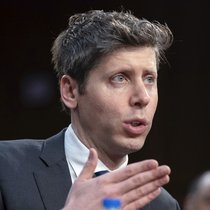 Sam Altman, directeur général d'OpenAI, réclame une réglementation urgente de l'intelligence artificielle.
