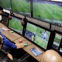 Im Fussball wird der Videobeweis bereits eingesetzt, um Entscheidungen von Schiedsrichtern zu überprüfen.