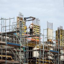 Grosse Investitionsprojekte liegen nach wie vor um etwa 80 Prozent über dem Budget und mehr als 50 Prozent hinter dem Zeitplan zurück.