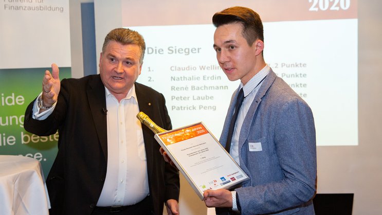 Marco Baur, Präsident IAF (links) und der «Finanzberater des Jahres 2020», Claudio Wellington, bei der Übergabe der Auszeichnung.