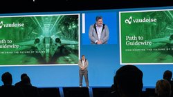 Arno Süess präsentiert am Guidewire Insurance Forum 2026 in Brüssel die Migration der Vaudoise Versicherungen auf die Cloud-Plattform von Guidewire.