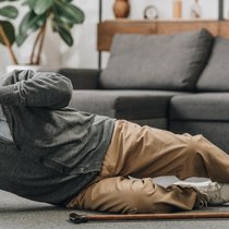 Fast jede zweite Person zwischen 65 und 74 Jahren weist einen zentralen Risikofaktor für ein erhöhtes Sturzrisiko auf. 