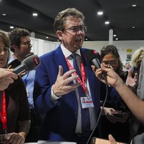 Le ministre de l'environnement Albert Rösti s'adresse aux médias lors du sommet des Nations unies sur le climat COP29, vendredi à Bakou.