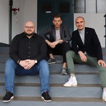 «Wir bieten KMU transparente, einfache und bedürfnisgerechte Bausteine, um die individuellen Risiken abzusichern»: Vedran Pranjic, Felix Huemer und Benedikt Andreas (v.l.) vom Insurtech Helvengo.