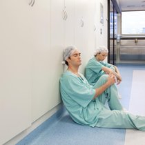 Chez les médecins suisses, le niveau d'épuisement reste critique.