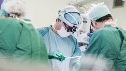 Nach Ansicht der Nationalratskommission übernimmt die Grundversicherung zahlreiche Leistungen, deren Kosten-Nutzen-Verhältnis nicht zufriedenstellend ist. 