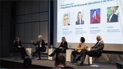 Der erste Cyber Insurance Summit des Schweizerischen Versicherungsverbandes (SVV) im Kunsthaus Zürich zog über 150 Teilnehmer aus der Technologiebranche, Versicherungswirtschaft und Behörden an.